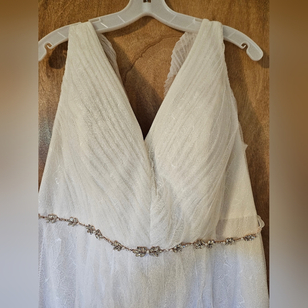 Vera Wang Wedding Gown - Picture 4 of 16